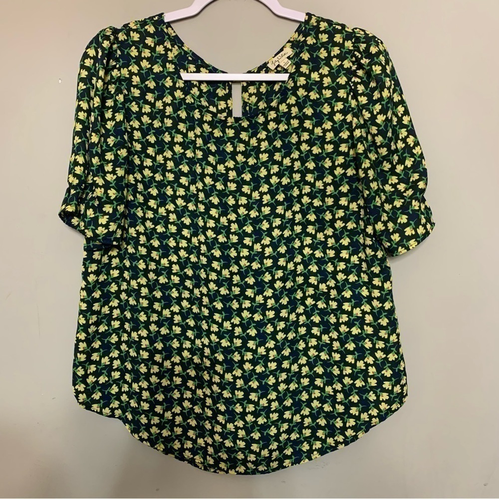 Lily White navy with bright yellow flowers short sleeved blouse size Large